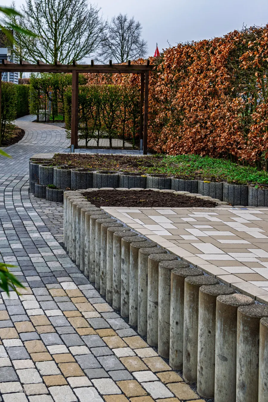 Mur de soutènement en bois et paliers de pavé-uni